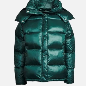 Pufferjacka  - Säljer denna mörkgröna pufferjackan från bikbok. I mycket fint skick, endast använd under en säsong. Passar allt från S-L beroende på hur man gillar passformen! SISTA DAG ATT BUDA IDAG! (vinnande bud kontaktas under lördagen)