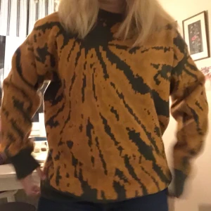 Stickad tröja🖤 - Säljer denna asfeta stickade tröja från Weekday🪐Är ganska oversized och i jättebra skick. Kan postas🖤 Hör av er vid frågor!