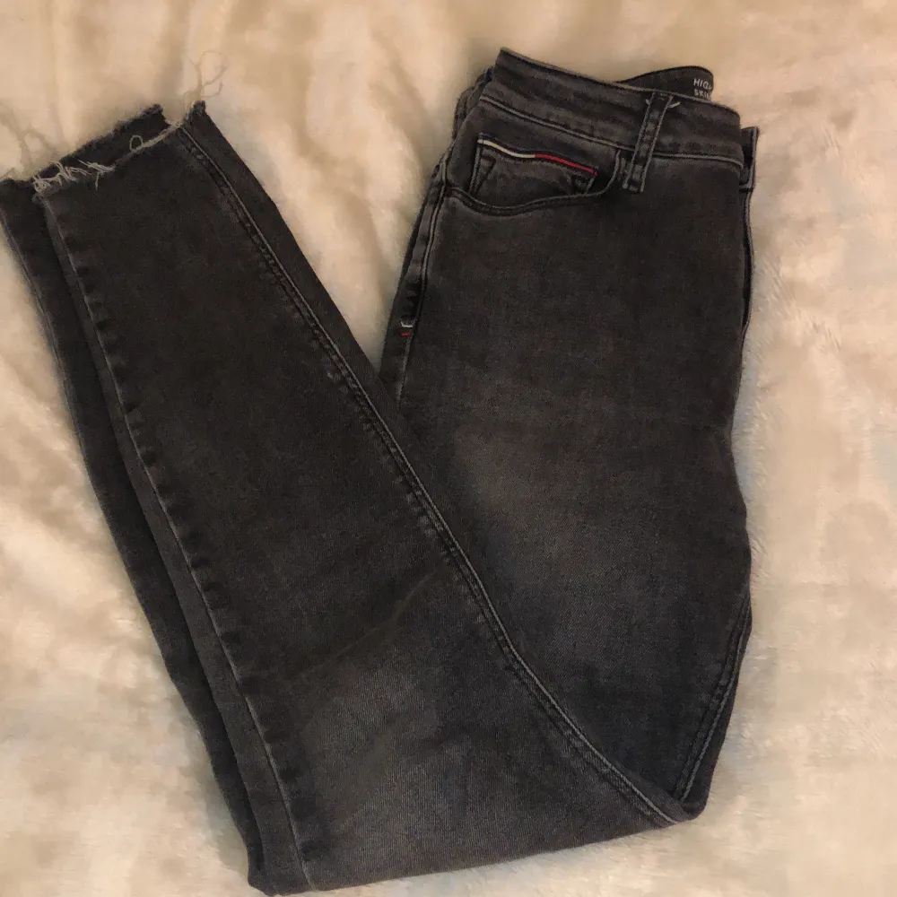 Tommy Hilfiger Jeans som användts fåtal gånger pga för stor storlek, nypris - 1000kr mitt pris 300kr. Vet inte vad frakt kostar och pris kan diskuteras❤️. Farkut & Housut.