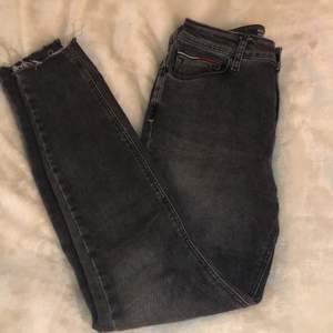 Tommy Hilfiger Jeans som användts fåtal gånger pga för stor storlek, nypris - 1000kr mitt pris 300kr. Vet inte vad frakt kostar och pris kan diskuteras❤️