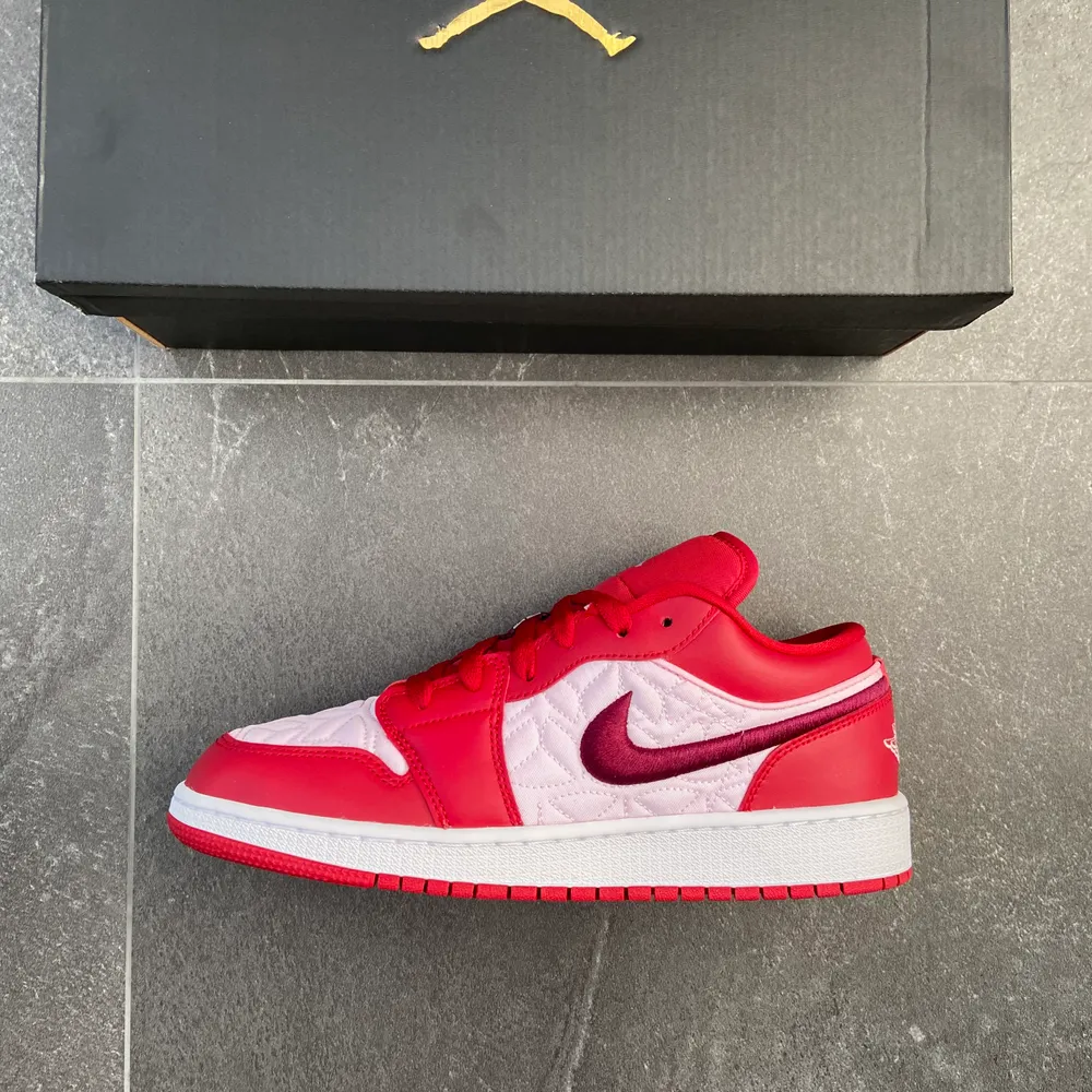 Air jordan 1 low (gs). ÄKTA och HELT NYA. Storlek: 40 . Skor.