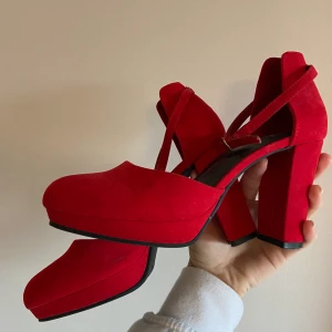 Röda klackar - Sjukt snygga röda klackar från Din sko i strl 38! Använda 3 gånger, alltså väldigt bra skick! Ett litet märke på ens skon som inte syns när man har på sig dem (innesidan av foten). Finns fler bilder! Fraktas eller möts upp i Kalmar ❤️