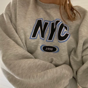 SWEATSHIRT - Sweatshirt använd fåttal gånger, supermysig☺️ Stl L men sitter nice oversized på mig som är S!