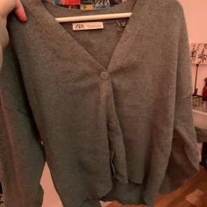 Stickad kofta från Zara - En grå stickad kofta från Zara i storlek XL, den är lite liten i storleken men jag som M har använt den oversized. Köparen står för frakt!