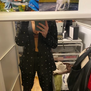 Kavaj sätt med glitter detaljer  - As coolt kavaj sätt från NAKD, storlek XS. Använd ett fåtal gånger. Några glitter bitar har tyvärr fallit av men inget som syns när man har på sig det. Perfekt sätt till nyår!! Köpare står för eventuell frakt 