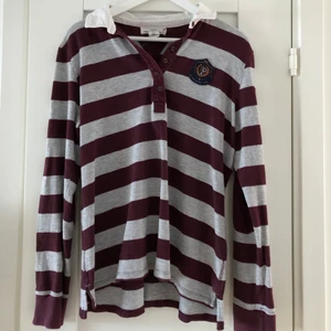 Randig skjorta i mjukt material  - Grå-röd randig skjorta i mjukt tyg med vit krage. Storlek XL men passar även L. Står ej för frakt 