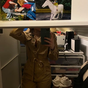 Beige jumpsuit - Beige jumpsuit som är lång i benen. Sparsamt använd. Köpare står för eventuell frakt 