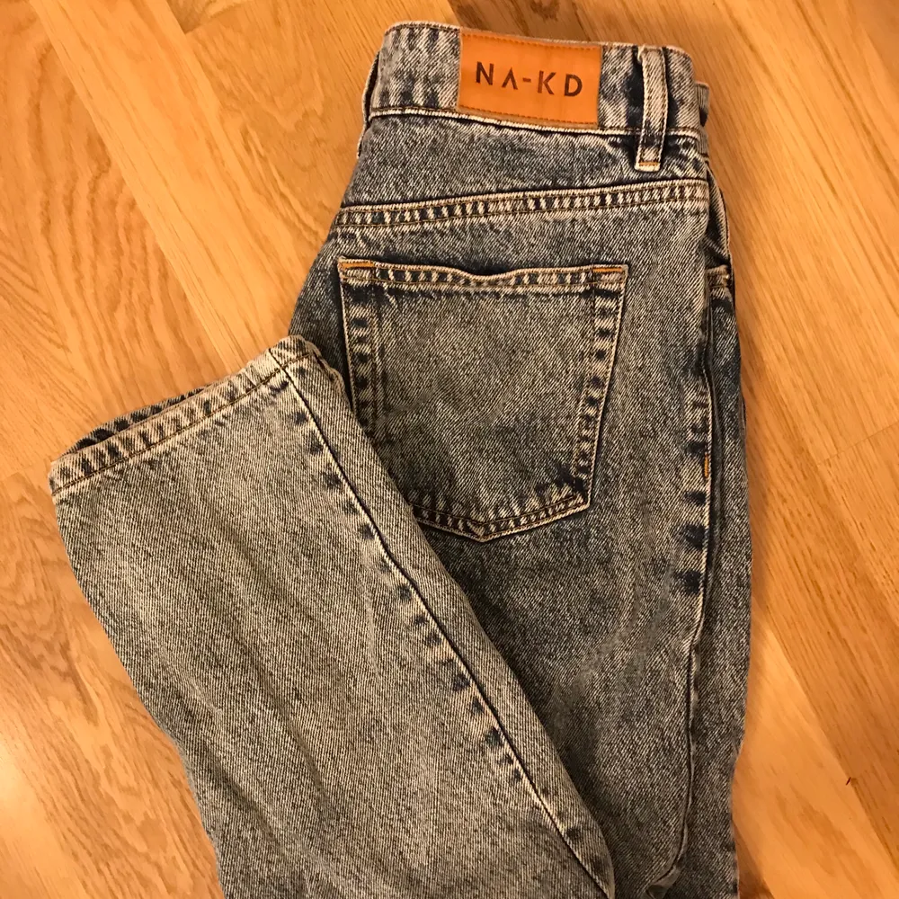 Mom jeans ifrån NAKD, knappt använda så skicket är väldigt bra. Köptes förra vintern så vet inte om dom finns kvar nu. Säljer då dom aldrig kommer till användning. Kan tyvärr ibte skicka bild med dom på för dom är alldeles för små, men dom sitter som vanliga mom jeans gör 😃😄💞🤜🏼. Jeans & Byxor.
