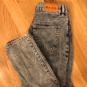 Mom jeans ifrån NAKD, knappt använda så skicket är väldigt bra. Köptes förra vintern så vet inte om dom finns kvar nu. Säljer då dom aldrig kommer till användning. Kan tyvärr ibte skicka bild med dom på för dom är alldeles för små, men dom sitter som vanliga mom jeans gör 😃😄💞🤜🏼