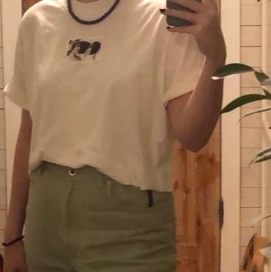 T-shirt - En cool lite gräddvit T-shirt som jag DIYat själv! Har croppat och sytt på märket med tre kvinnoansikten på. Har köpt den second hand med den är från bikbok