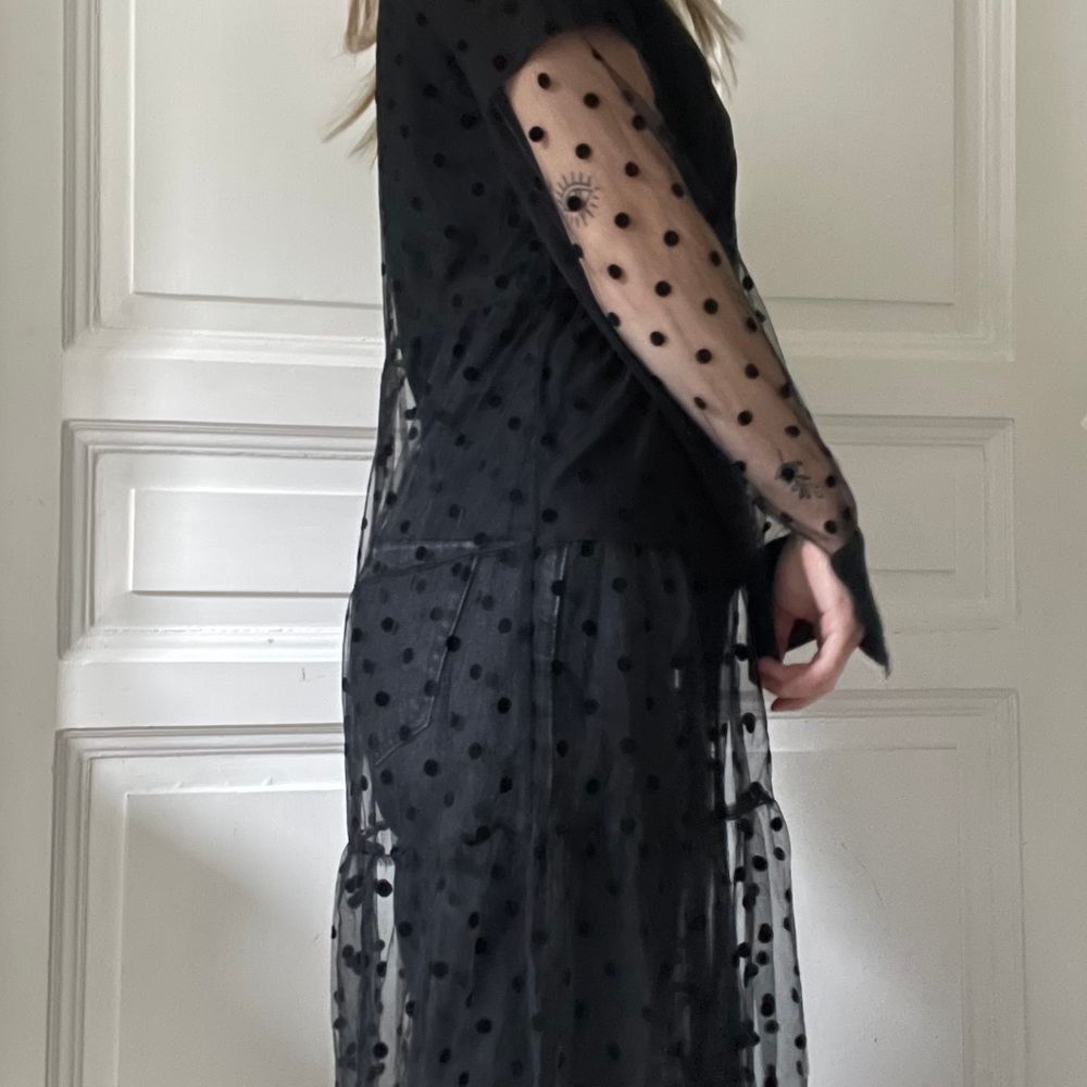 Superfin genomskinlig klänning/cardigan med prickar på från Zara! Den används tyvärr inte av mig. Aldrig använt så nyskick. Den är köpt begagnad av mig men prislappen är kvar så förra ägaren har aldrig använt den heller. Köparen står för frakten som tillkommer 💖. Klänningar.