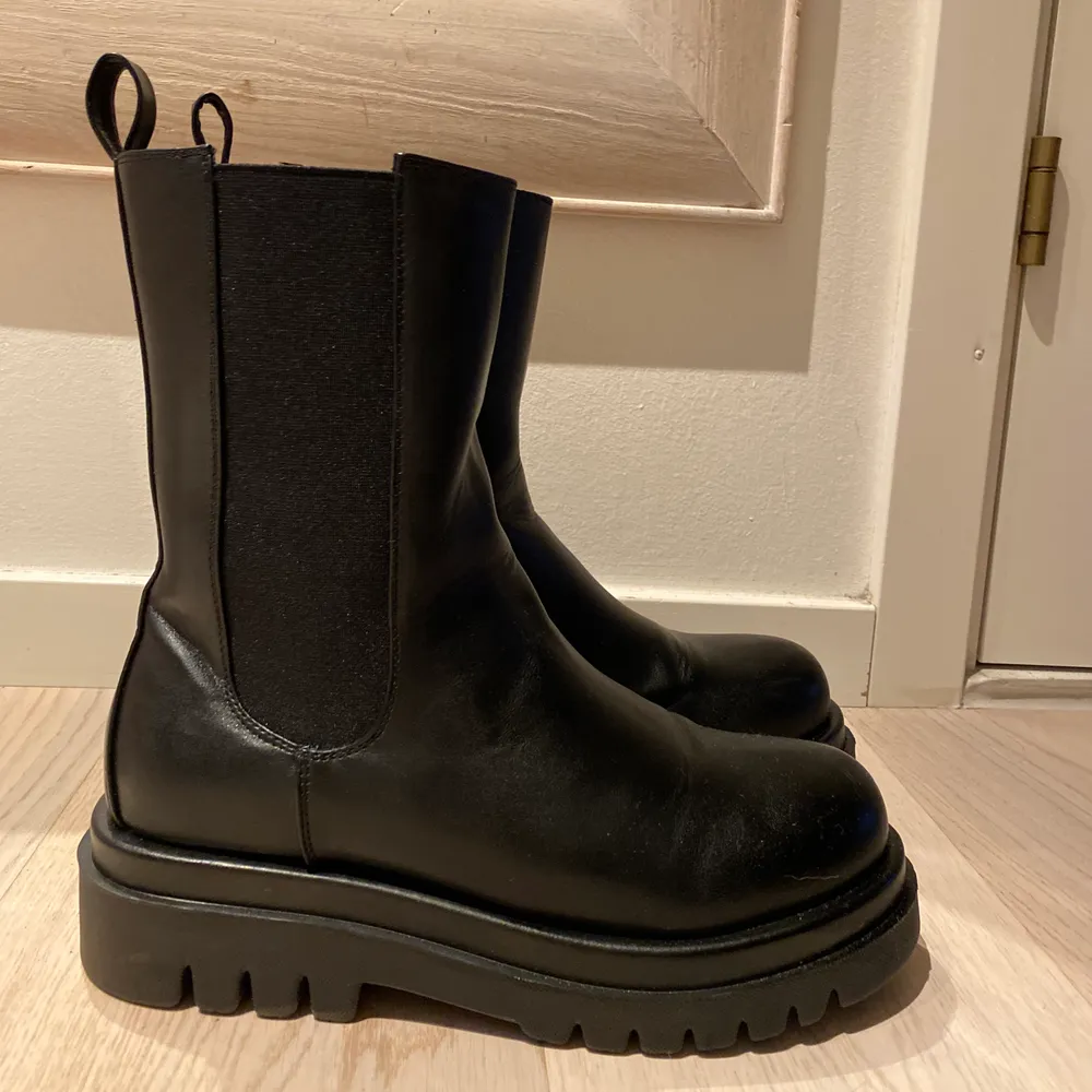 Skitsnygga boots från Boohoo som enbart är använda en  gång!! Har två små ” märken ” på skidan av skon som säkerligen kan putsas bort med skokräm men annars i bra skick . (Är villig att betala halva frakten)! . Skor.