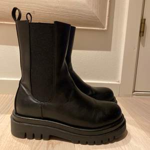 Skitsnygga boots från Boohoo som enbart är använda en  gång!! Har två små ” märken ” på skidan av skon som säkerligen kan putsas bort med skokräm men annars i bra skick . (Är villig att betala halva frakten)! 