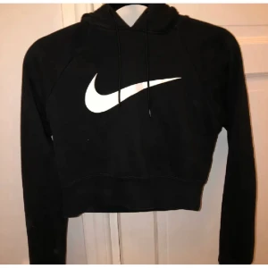 Nike hoodie  - En croppad hoodie från nike. 