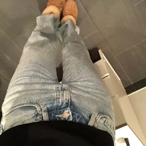 långa ROWE jeans - långa rowe jeans från weekday i storleken w29 l32, de är endast använda 2 ggr och mycket eftersökta!!💕💕 kan mötas i tekniska högskolan, danderyds sjukhus och mörby centrum! om jag skickar de på posten så ingår inte frakten💕💕