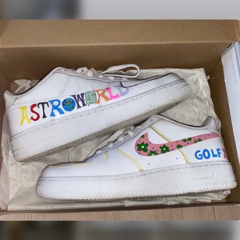 Hello, säljer custom af1, skicka gärna in önskemål💜 för ett par helt nya skor kostar det totalt mellan 1300-1500 kr💜✨. Skor.