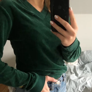 Lyx plysch tröja - Helmysig mörkgrön lyx plysch. Bra skick! Passar perfekt på mig som är ca 165 cm. 💞