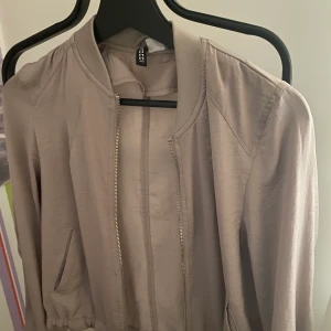 Tunn jacka från Gina Tricot  - Använd Max 5 gånger.