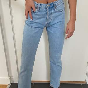Jättesnygga jeans från weekday som knappt är använda. Storlekar: W25 L28. 💕✨ om du bor i Göteborg så möts jag gärna, annars går leverans att fixa🥰
