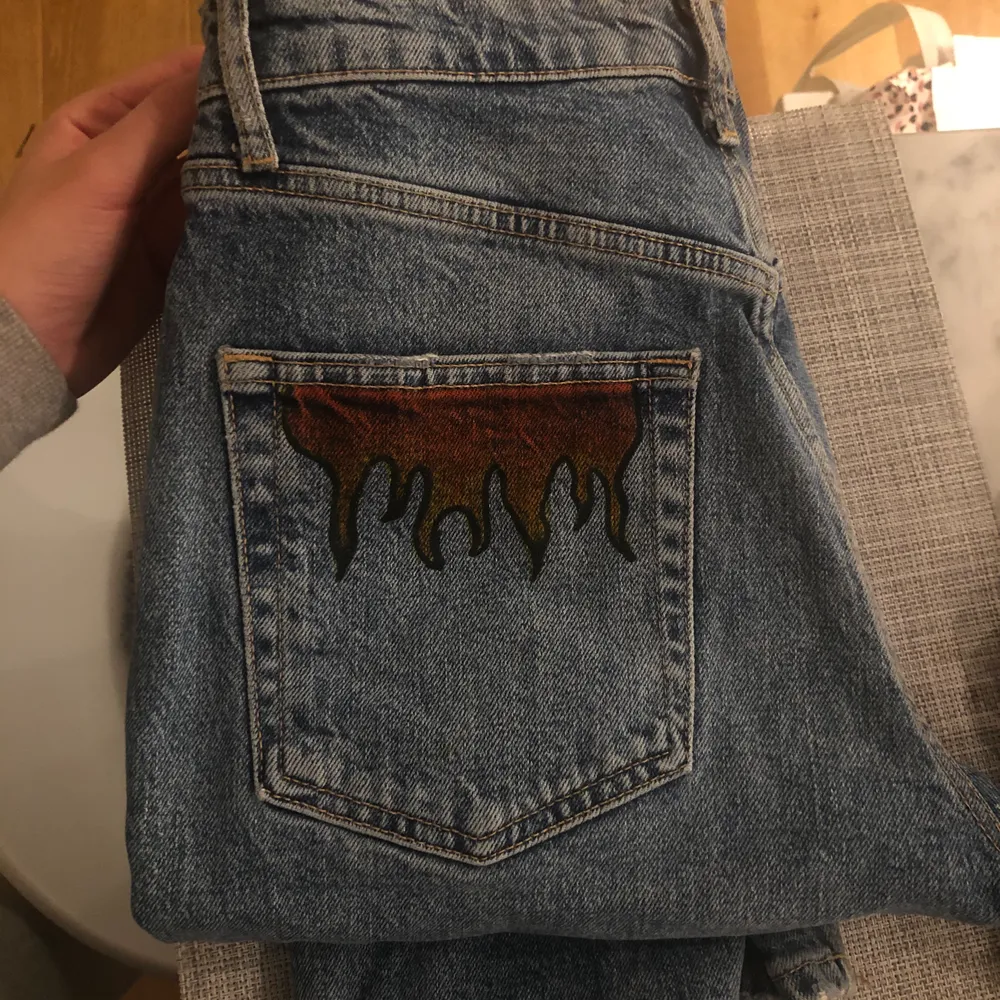 Jeans som jag själv målat flammor på med tygfärg. Ena fickan har blåa/gröna och andra har röda/oranga! Jeansen är i stilen Sienna från Gina tricot. Jeans & Byxor.