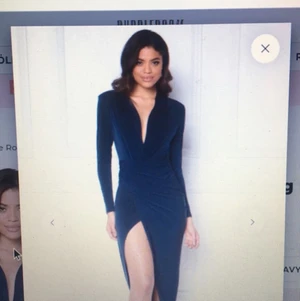 Bubbleroom kläning  - En otroligt fin kläning i storlek 36. Den är marin blå med en fin slits vid benet, klänningen köptes runt 500kr och säljs nu för 300kr, bara använd under 4h men aldrig används igen, så den är helt ny fortfarande. Passar perfekt till fest eller fina event. Den är stretchig så den passar XS/S o kan även passa en M om man vill ha en lite tajtare look.               (Sälj inte längre på bubbleroom, tror jag)