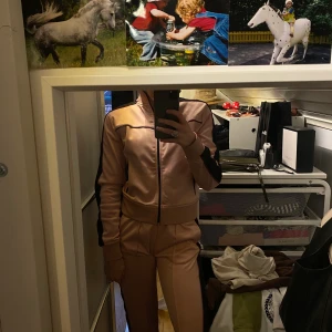 Tracksuit  - As ball rosa track suit köpt från NAKD. Sitter skit snyggt på och framhäver kurvor mm. Använt en gång. Kan säljas del för del om det vore av intresse. Köpare står för eventuell frakt 