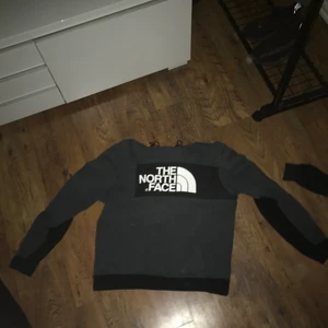 The North face hoodie - Jätte skön och snygg hoodie, säljer för jag inte använder längre. Det är storlek L men sitter bra på mig och jag brukar ha M