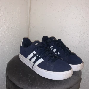Marin blåa Adidas  - Skorna är använda 4 gånger bekväma bra skick. Kan behövas en liten tvätt.😇 300kr pluss frakt