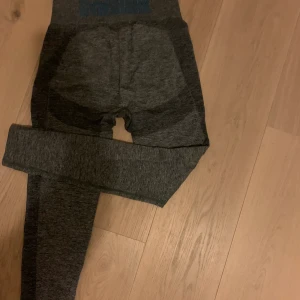 Gymshark Flex Highwaisted Grå - Ett par tights från gymshark som jag säljer pga att jag inte tycker dom passar mig. Bra kvalité. Porto tillkommer på 20 kr