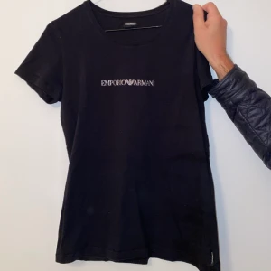 Armani tröja - Äkta Armani tröja som inte kommer till användning tyvärr. Den är i ett superfint skick! Det står ingen storlek men skulle säga att det är en S/M! Köparen står för frakt💞