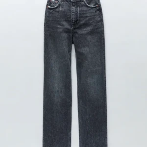 Jeans - Zara jeansen storlek 38. Helt nya aldrig använt men det passade inte mig. Frakt 63 kr
