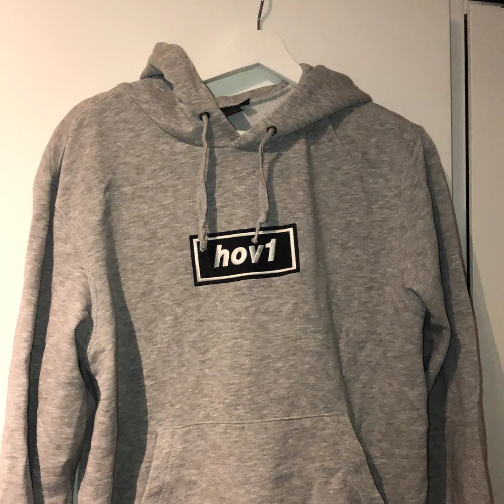 En hov1 hoodie i storlek S, använd men fortfarande bra skick. Säljer för 200 kr inklusive frakt. Tröjor & Koftor.