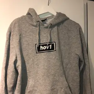 En hov1 hoodie i storlek S, använd men fortfarande bra skick. Säljer för 200 kr inklusive frakt