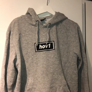 HOV1 Hoodie - En hov1 hoodie i storlek S, använd men fortfarande bra skick. Säljer för 200 kr inklusive frakt