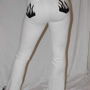 Vita jeans med tryck på fickorna✨  Modellen är 160 cm. 🥰 För mer info, kontakta oss på instagram: @restyled.uf 