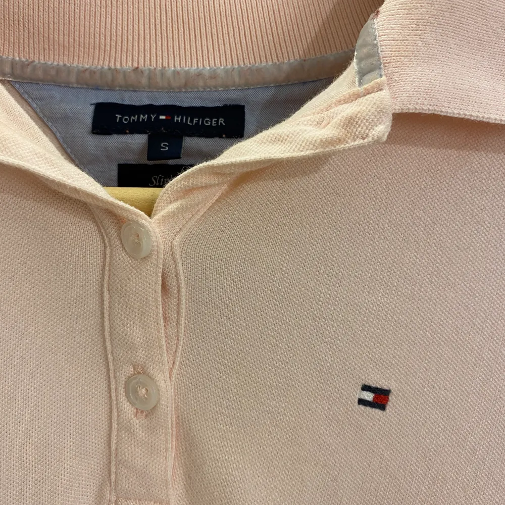 En pikétröja från Tommy Hilfiger i strl S (passar också XS). Använd ett par gånger. 200 kr inkl frakt🌸 Notera att priset på dessa brukar ligga runt 600 kr😇. Toppar.