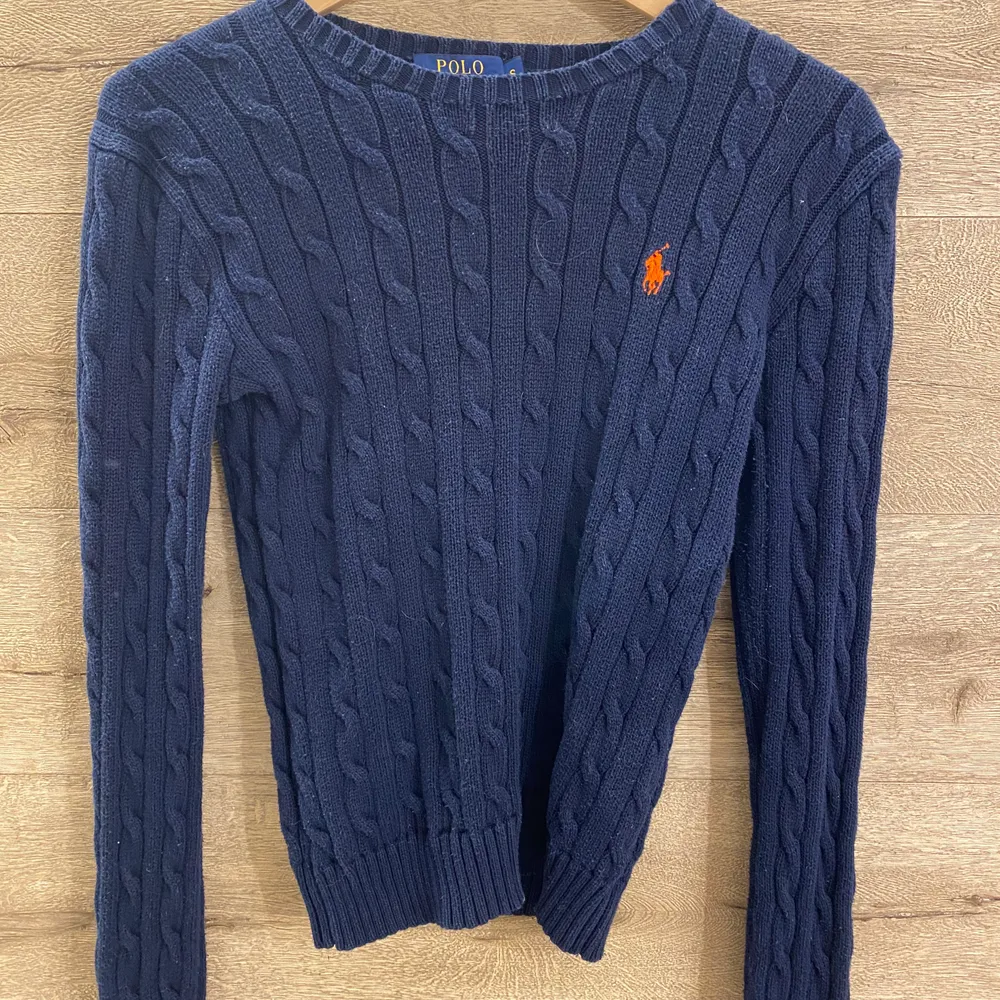 En stickad tröja från Ralph Lauren i strl S. Oanvänt skick. 200 kr inkl frakt🌸. Tröjor & Koftor.