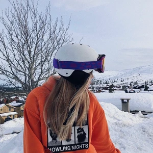 Orange hoodie - Orange svincool hoodie. Jättefin att ha i skidbacken som att ha till vardags. I strlk xs men från herr avdelningen så lite större