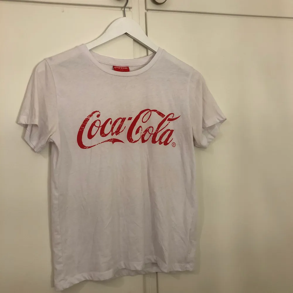 T-shirt med coca cola tryck 🥤 inte använd mycket så bra skick. Köparen står för frakt ❤️. T-shirts.