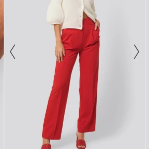 Snygga röda kostymbyxor från NAKD - Endast använda en gång för ett speciellt tillfälle. Som helt nya inga som helst brister. Nedlagda så de passar mig som är 174. Man får as fin passform i dom⌛️