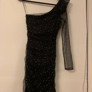 Zara klänning  - Helt ny zara klänning prislapp kvar endast prövad, storlek xs