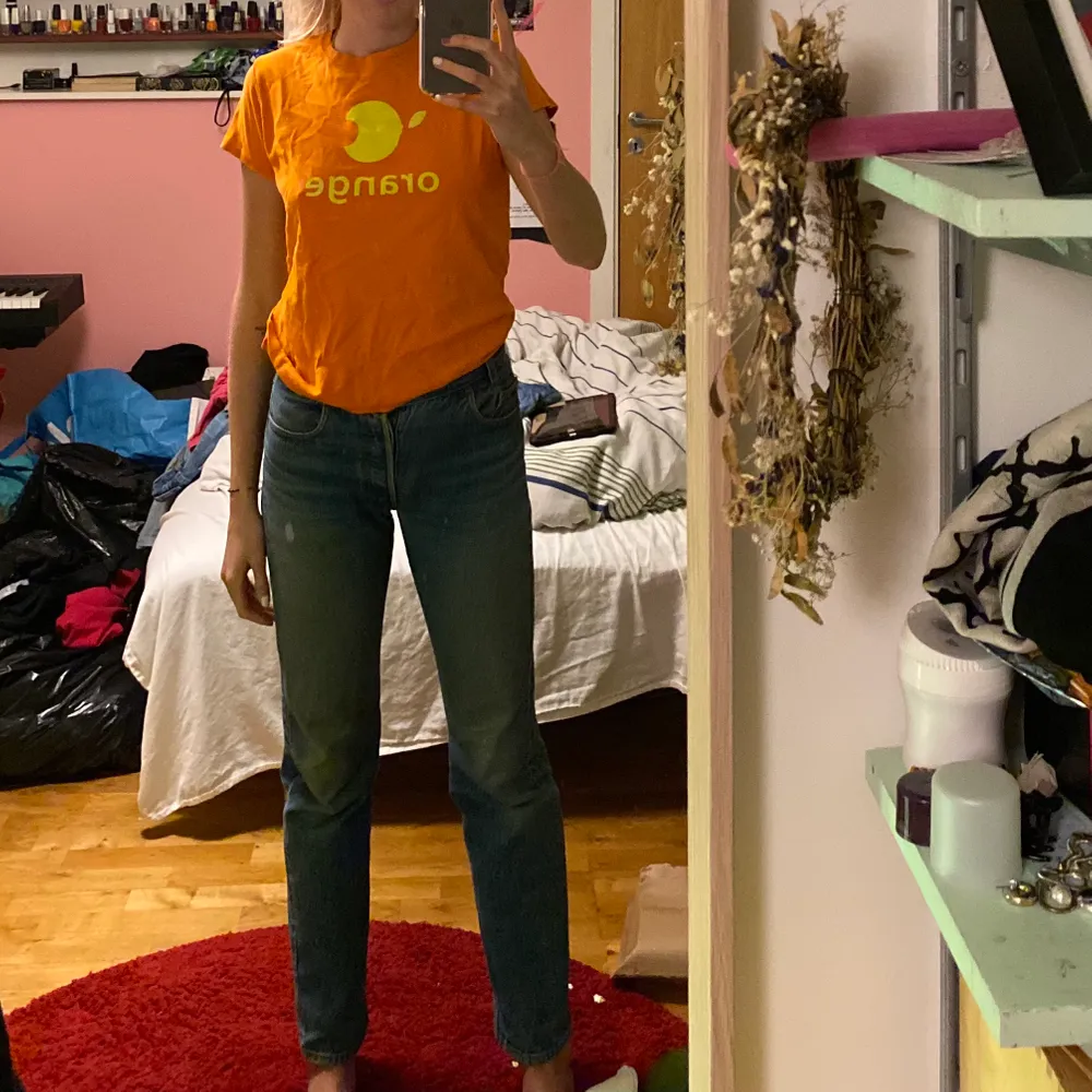 Två skojiga tröjor som min pappa gjort 😎 En orange tröja där det står ”orange” och är en apelsin på. En rosa tröja där det står ”lemon” och är en citron på. Jättesköna lite tjockare tyg. Båda i bomull💕 1 för 70 båda för 100💖 kontakta mej vid frågor💖 puss. T-shirts.