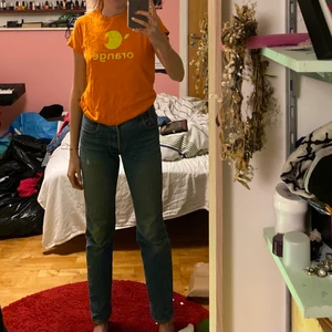 🥰Coola Tishor🥰 - Två skojiga tröjor som min pappa gjort 😎 En orange tröja där det står ”orange” och är en apelsin på. En rosa tröja där det står ”lemon” och är en citron på. Jättesköna lite tjockare tyg. Båda i bomull💕 1 för 70 båda för 100💖 kontakta mej vid frågor💖 puss
