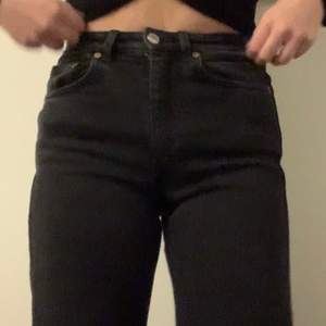 Fina svarta jeans med lite vida ben, använd några ggr men har inte använts på länge nu! Orginal priset var 400kr. Köpare står för frakt 💗💗