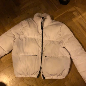 Snygg vit jacka! - Fin höst/vinter jacka i toppen skick. Inga fläckar eller märken. Strl m men passar även s. Pris går att diskuteras