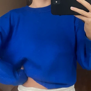 Tröja  - Blå tröja med väldigt lite glitter i (se sista bilden). Från H&M storlek XS men passar även S och säkert en liten medium. Osäker på om frakt blir 66kr eller 88kr, ska kolla upp det! Använd få gånger, inga defekter