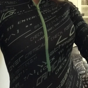 ASSNYGG BODY ASOS - Magisk body med matrix-tema. Storlek 36. Köparen betalar frakten och buda i kommentarerna! 