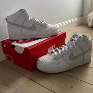 Nike Dunk High SP Pure Platinum - Vann ett par Nike Dunk High SP Pure Platinum i storlek 46 från Sneakersnstuff. Är inte så intresserad av skorna därav säljer jag de billigt