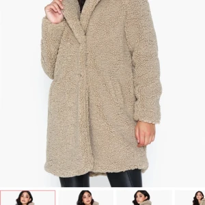 Noisy May Teddyjacka  - Säljer en ny Noisy May teddyjacka i storlek M. Helt ny! Inköpt från Nelly.com.  Ord. pris 749:-.    Säljes för 450:-  Köparen betalar frakten ! 