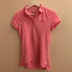 Pikétröja  - Rosa pikétröja från Hollister. Storlek S. Kunden står för frakten 💗